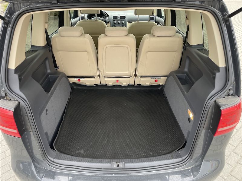 Volkswagen Touran 2,0 TDi 103kw DSG Highline Pan - fotka 9 z 25