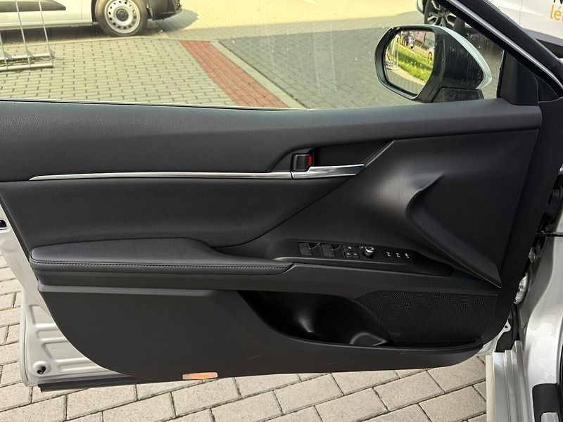 Toyota Camry 2,5 Hybrid  Executive VIP - fotka 7 z 20