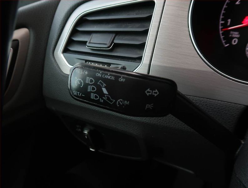 Volkswagen Golf Sportsvan (2015) 1.2 TSI, Automat, ČR,1.maj - fotka 17 z 21