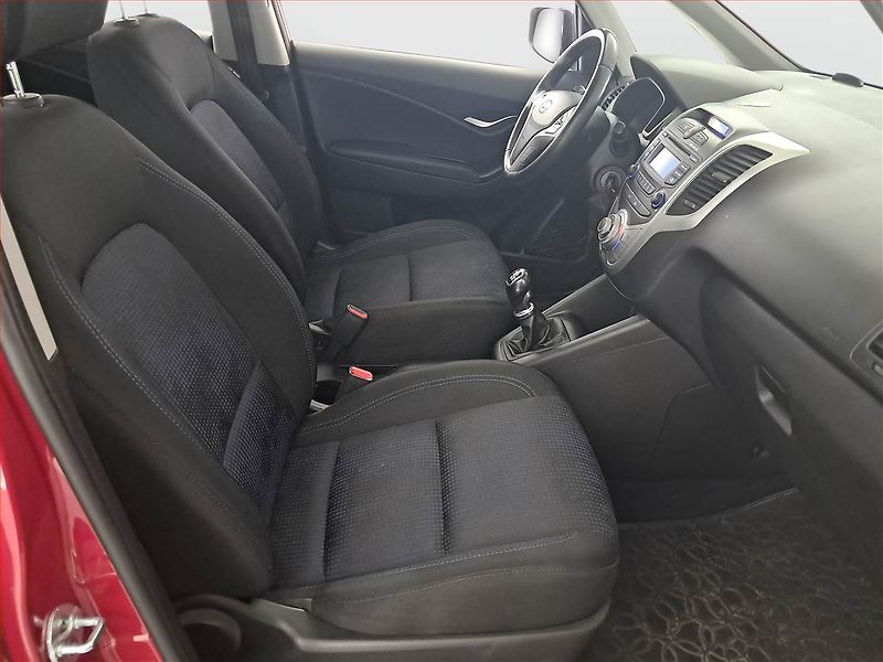 Hyundai ix20 (2014) 1.6 CVVT, LPG, Park. senzory - fotka 9 z 14