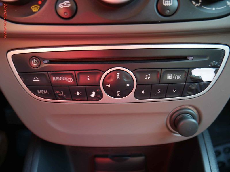 Renault Mégane (2010) 1.6i, 1.maj,ČR, AC, tempo - fotka 18 z 19