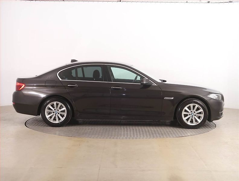 BMW Řada 5 (2016) 520d xDrive, 4X4, Automat - fotka 6 z 20