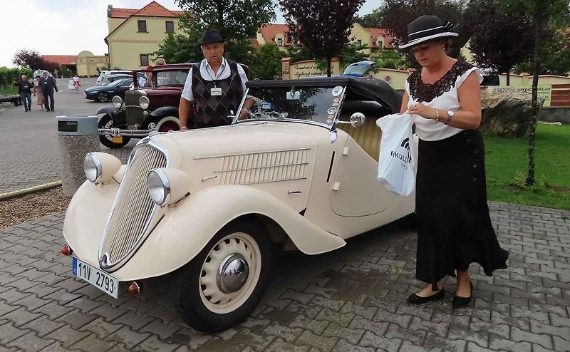 Pálavský Oldtimer přilákal na Břeclavsko desítky elegantnch veteránů.