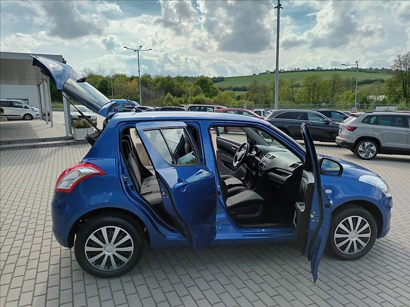 Suzuki Swift 1,2 i,4x4,VÝHŘEV,SERVIS,KOLA, - fotka 9 z 44