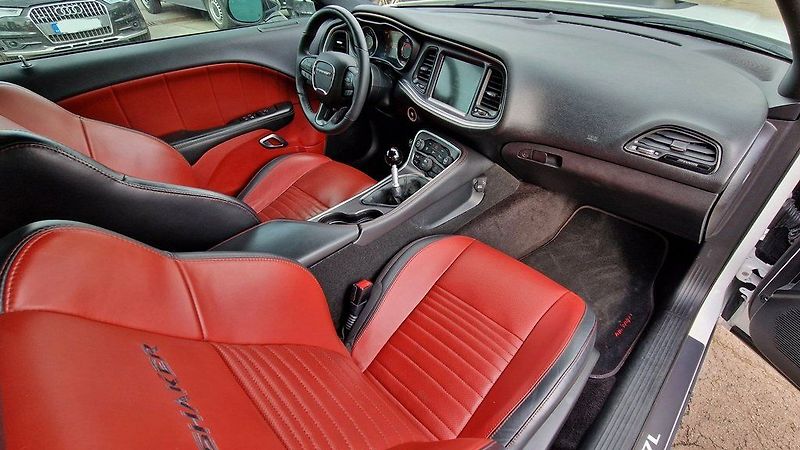 Dodge Challenger 5.7L V8 Hemi/Shaker/kůže/375 P - fotka 14 z 19