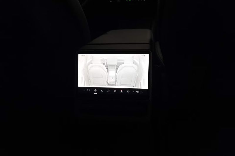 Tesla Model 3 Long Range AWD Highland Tažné - fotka 15 z 20