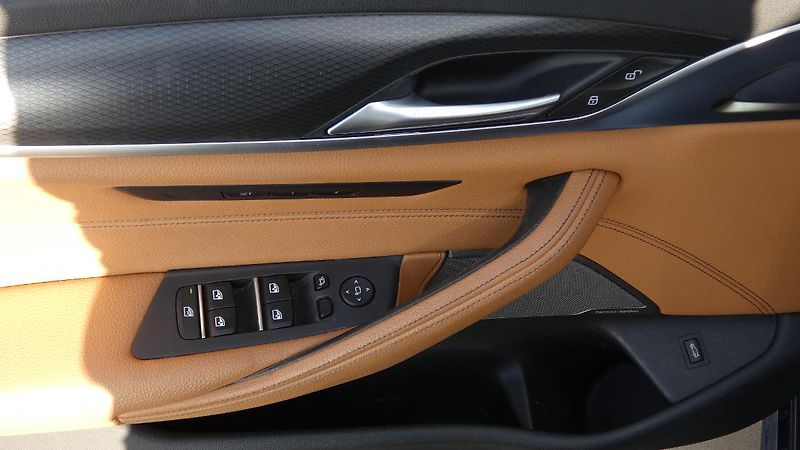 BMW Řada 5 M 550i xDrive - fotka 9 z 25