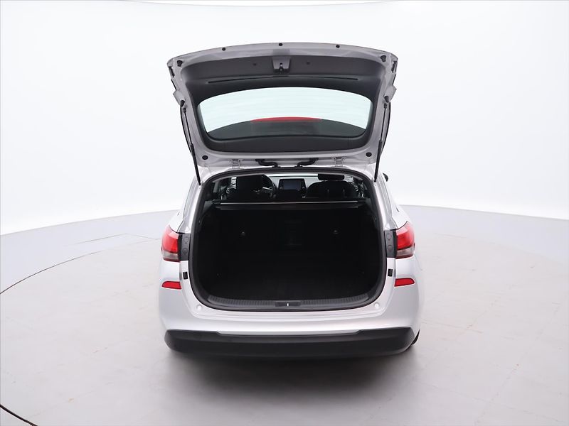 Hyundai i30 1,6 CRDi 85kW Style CZ 1.Maj. - fotka 9 z 30