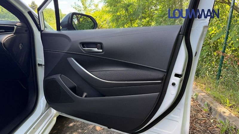 Toyota Corolla 2.0 HEV e-CVT COMFORT TECH - fotka 15 z 24