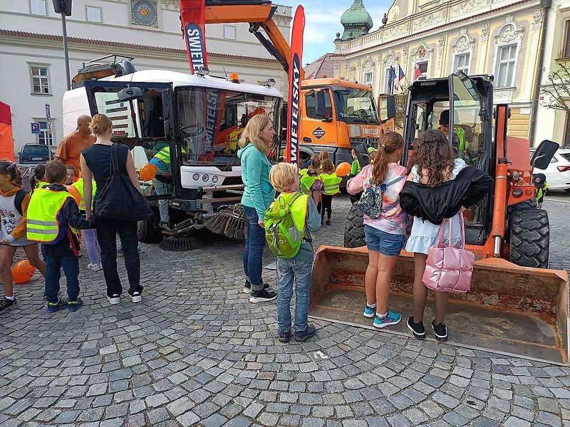 Tak vypadaly hrátky s těžkou silniční technikou na náměstí v Havlíčkově Brodě. Podívejte se
