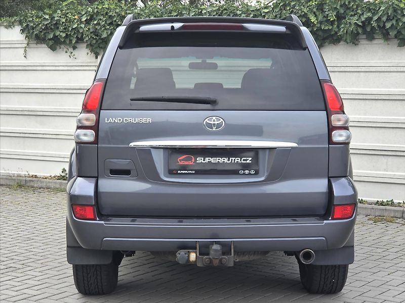 Toyota Land Cruiser 3,0 D-4D 127kW 8-míst ČR 1.maj - fotka 5 z 29