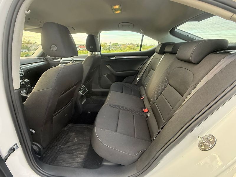 Škoda Superb 2,0 TDI 110 kW - fotka 15 z 18