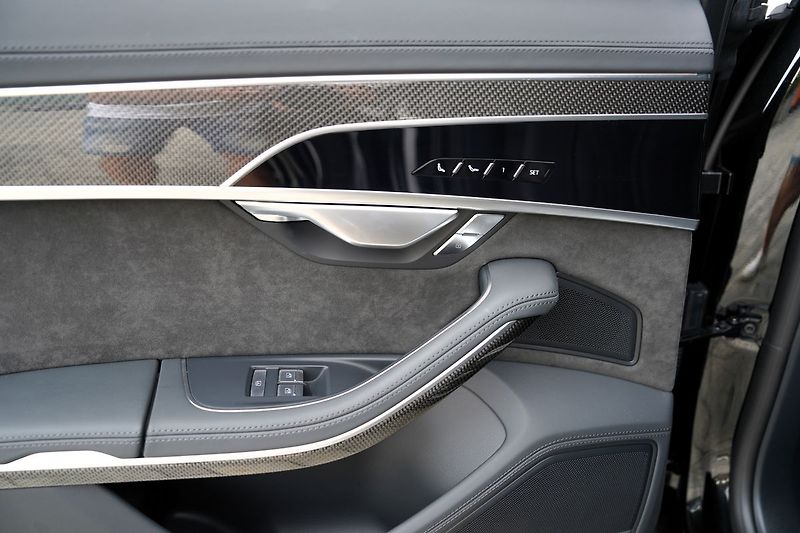 Audi S8 4.0 TFSI Quattro/B&O/Matrix/57 - fotka 20 z 48