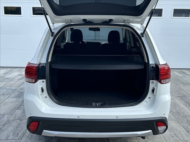 Mitsubishi Outlander 2,0 150PS  Intense A/T 4x4 - fotka 40 z 53