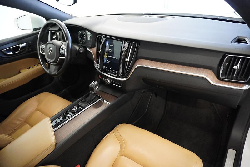 Volvo V60 (2019) CROSS COUNTRY 2,0 D4 AWD AUT. - fotka 32 z 33