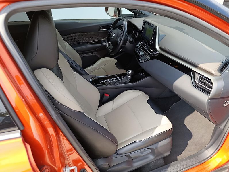 Toyota C-HR 2.0HEV PREMIERE ČR 1.MAJITEL - fotka 17 z 35