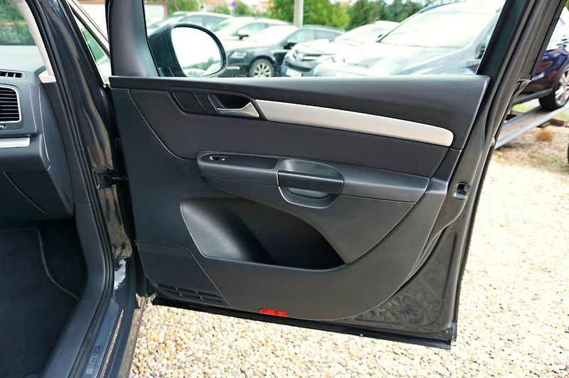 Volkswagen Sharan (2015) CUP 2,0 TDI 130 kW - fotka 17 z 54