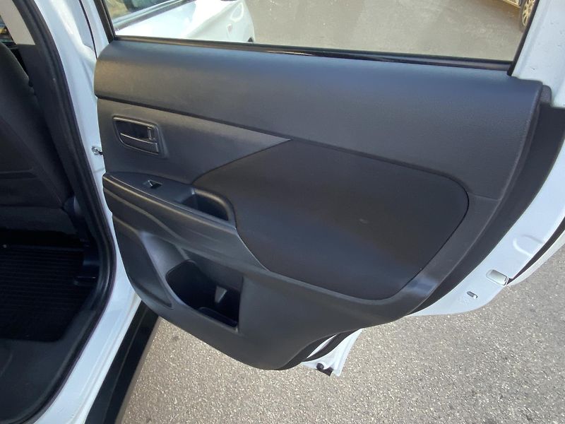 Mitsubishi Outlander (2014) 2,0i - Invite - 1 Majitel - fotka 11 z 42