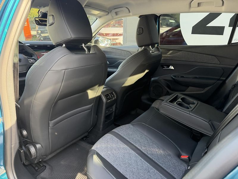 Peugeot 408 (2024) ALLURE PureTech 130k EAT8 - fotka 36 z 42
