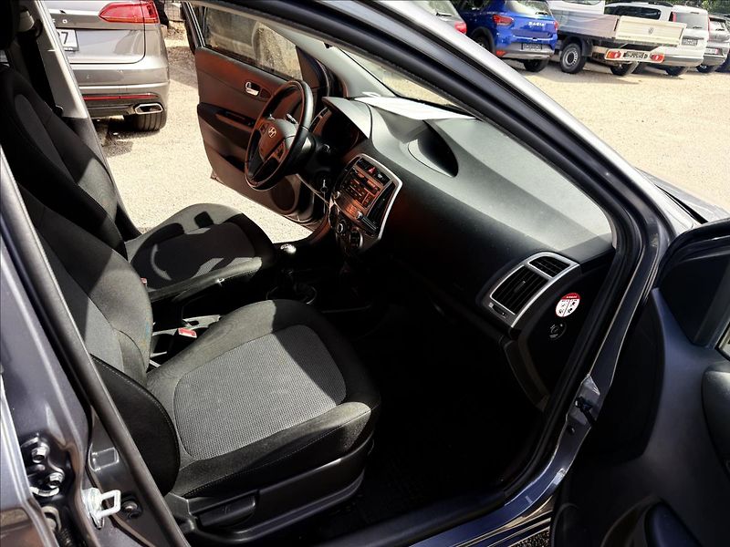 Hyundai i20 1,3 i - fotka 17 z 26