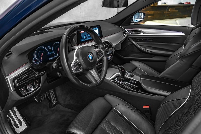 BMW Řada 5 540d Touring xDrive M Sport - fotka 12 z 23