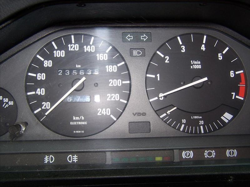 BMW Řada 3 1.8 VETERÁN Vada motoru, koroz - fotka 11 z 15