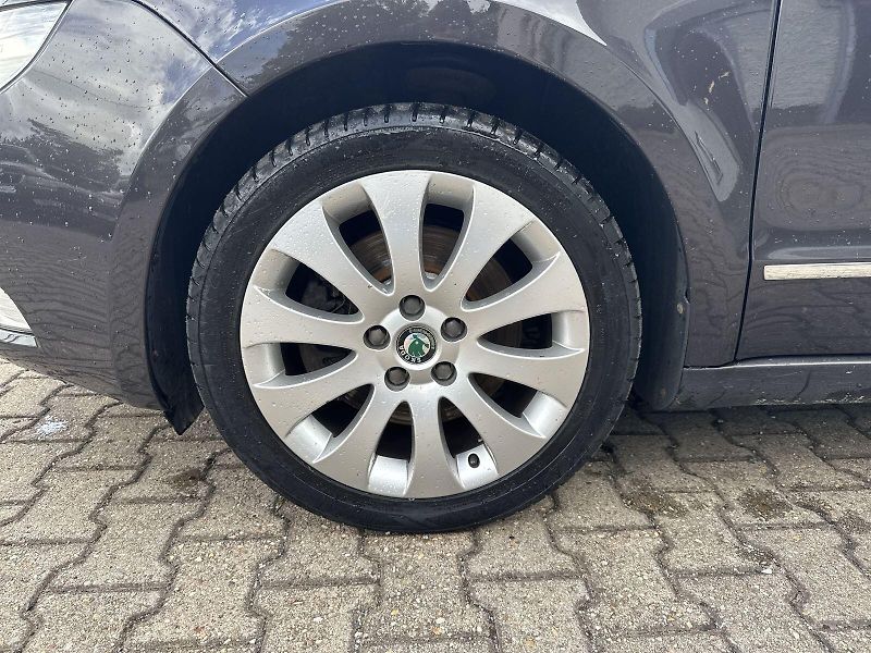 Škoda Superb (2009) 2.0 TDI Ambition - fotka 24 z 28