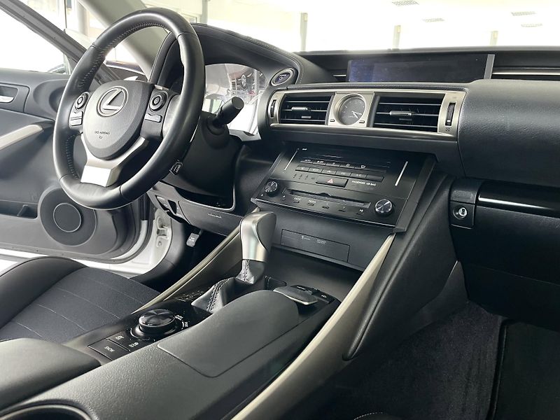 Lexus IS 300h IS 300h*AUT*Hybrid*Kamera* - fotka 13 z 31