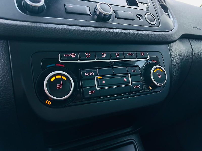 Volkswagen Tiguan 2.0TDI MANUÁL SENZORY 1MAJITEL - fotka 35 z 49