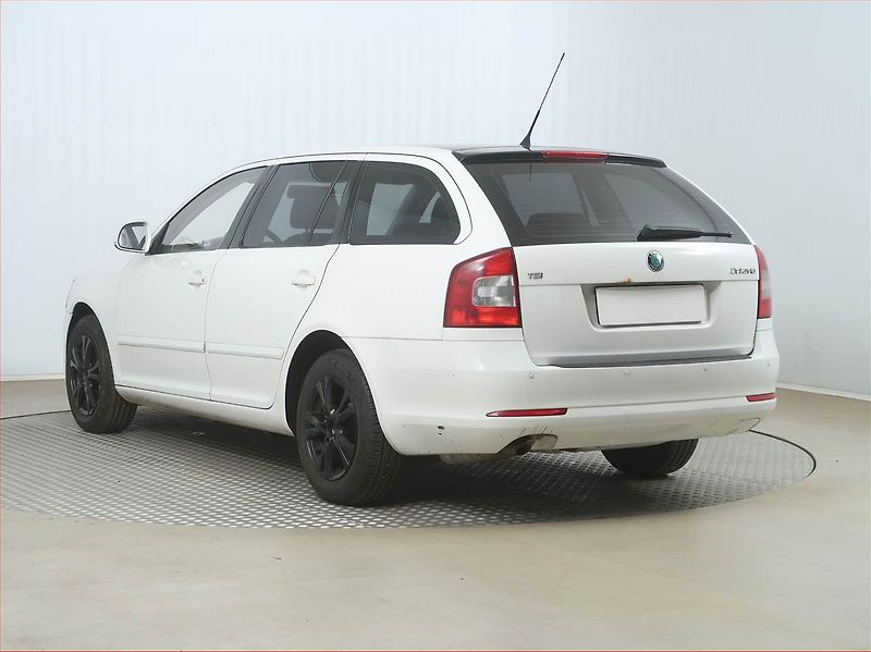 Škoda Octavia (2012) 1.2 TSI, po STK, slušný stav - fotka 4 z 14