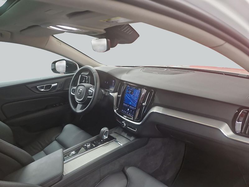 Volvo V60 B4 Plus Dark - fotka 15 z 19
