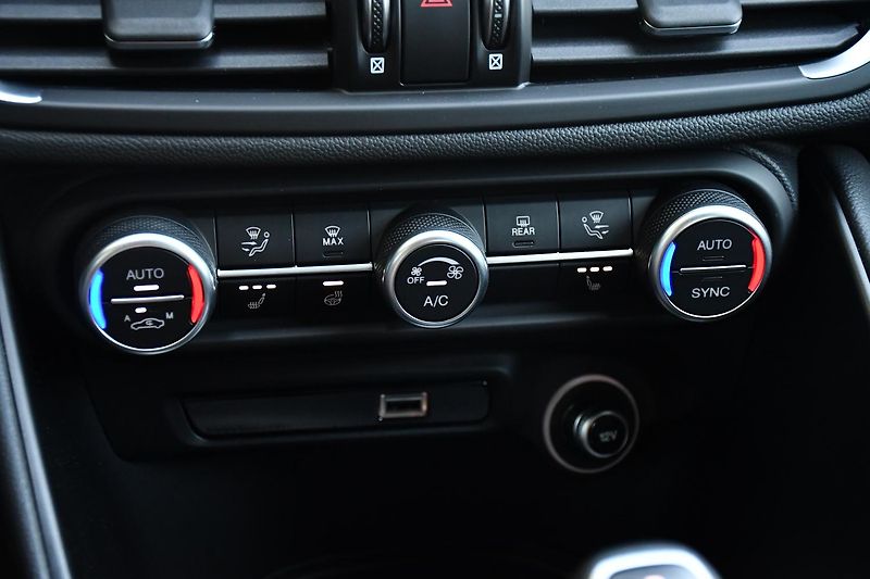 Alfa Romeo Giulia 2,0 VELOCE 16V 206kW AT8-Q4 - fotka 33 z 54
