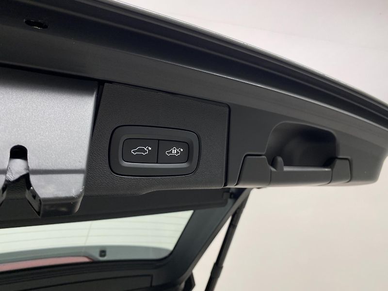 Volvo XC60 T8 AWD RECHARGE DARK ULTRA CZ - fotka 36 z 61
