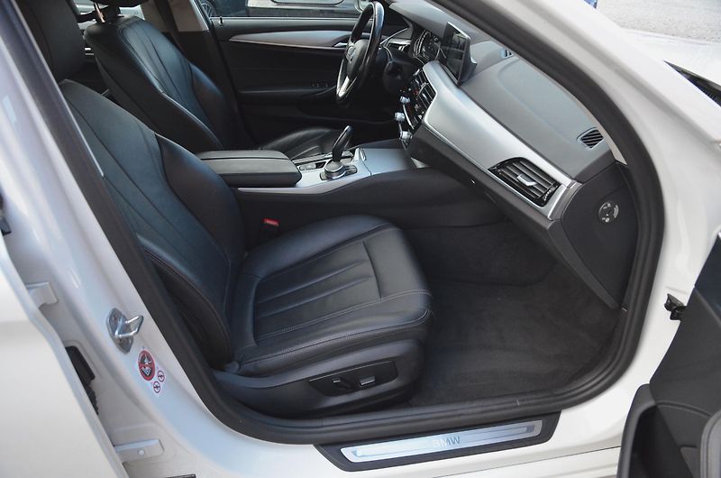 BMW Řada 5 (2017) 520d xDrive 140kW / ČR / DPH  - fotka 10 z 36