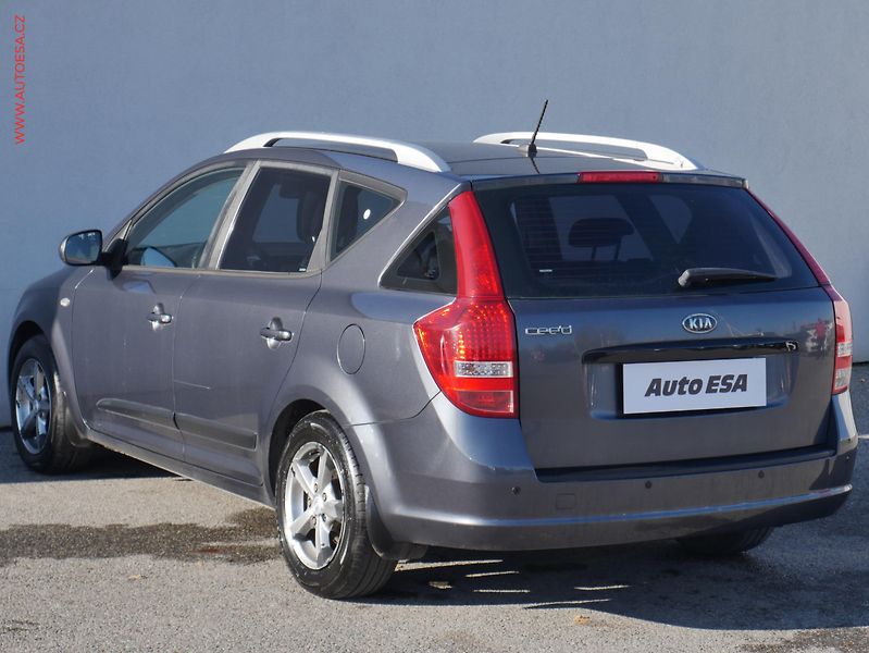 Kia Ceed (2010) 1.4CVVT, ČR, AC, park.asist - fotka 6 z 17