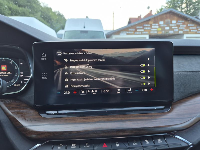 Škoda Octavia Combi Scout TDi 147kw DSG 4x4 - fotka 26 z 49