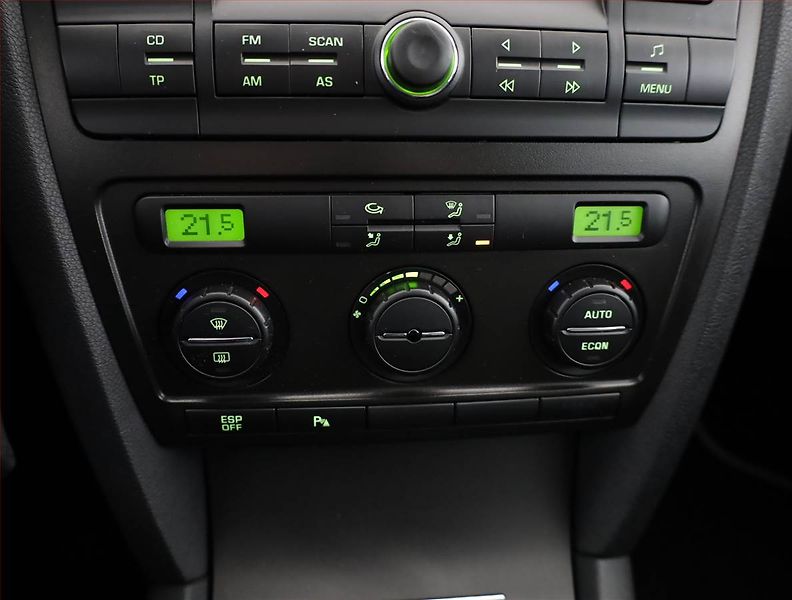 Škoda Octavia (2008) Scout 2.0 TDI, 4X4, ČR,1.maj - fotka 11 z 21