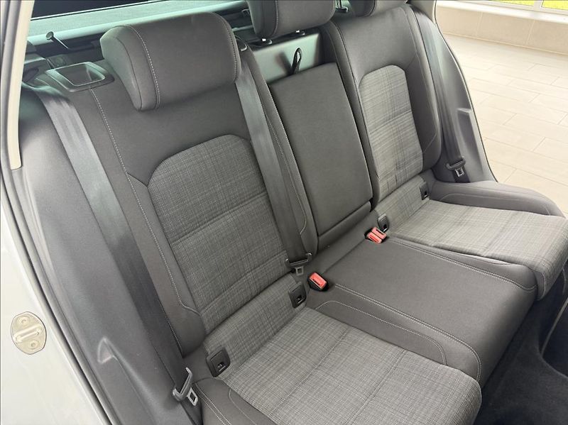 Volkswagen Passat 2,0 TDI, LED, DSG, MirrorLink - fotka 30 z 33