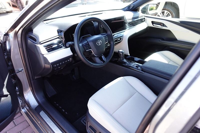 Toyota Camry 2,5 HEV Executive - fotka 13 z 36