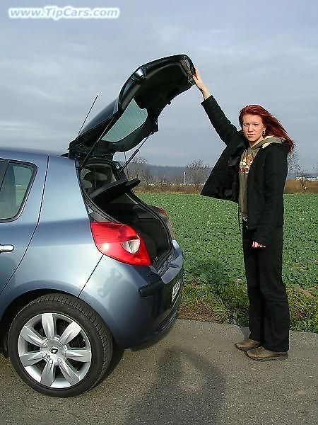Jízdní vlastnosti jsou asi nejsilnější zbraní Clia, náklony v zatáčkách jsou minimální (tady je náklon při jízdě po třech kolech).