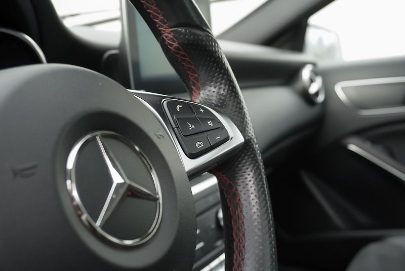 Mercedes-Benz Třídy A 220d 4MATIC AMG - fotka 19 z 28