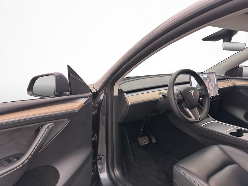 Tesla Model Y Long Range AWD - fotka 10 z 29