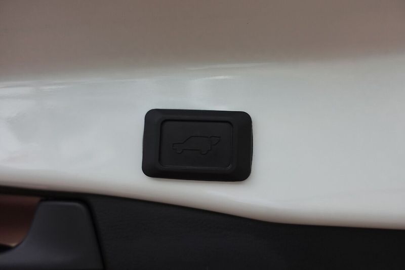 Toyota RAV4 2,5 HEV 222k 4X4 Executive - fotka 18 z 35