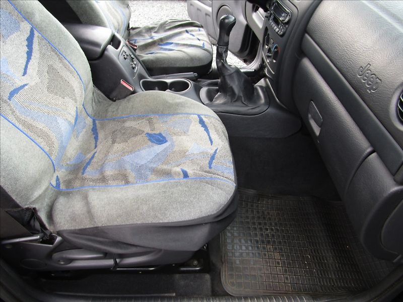 Jeep Cherokee 2.5CRD 4x4, Sport, Klima - fotka 17 z 39