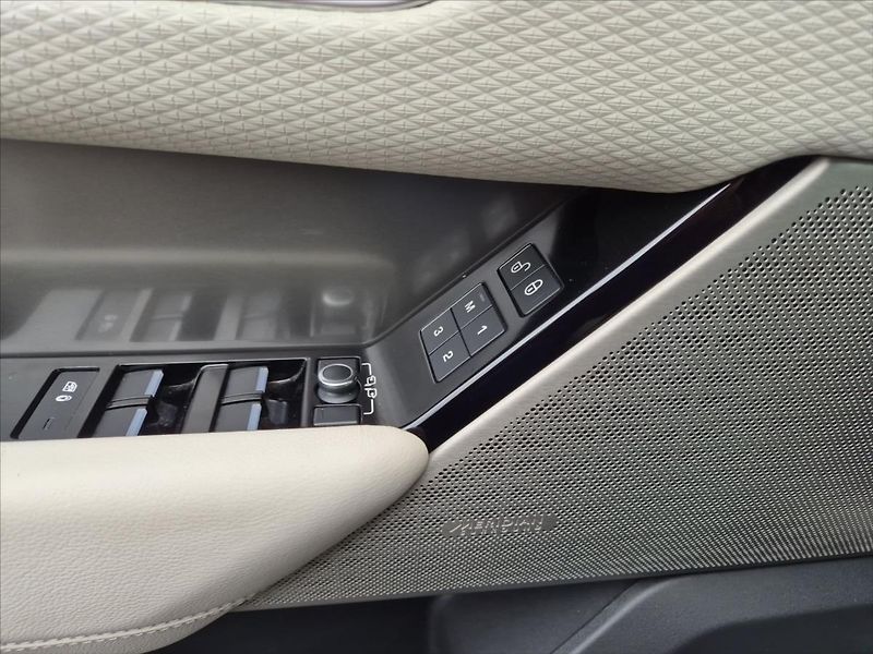 Land Rover Range Rover Velar 3,0 D300 SE AT AWD - fotka 14 z 19