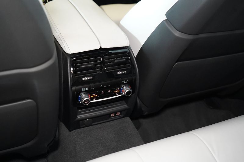 BMW M5 Competition xDrive, B&W, HUD - fotka 45 z 47