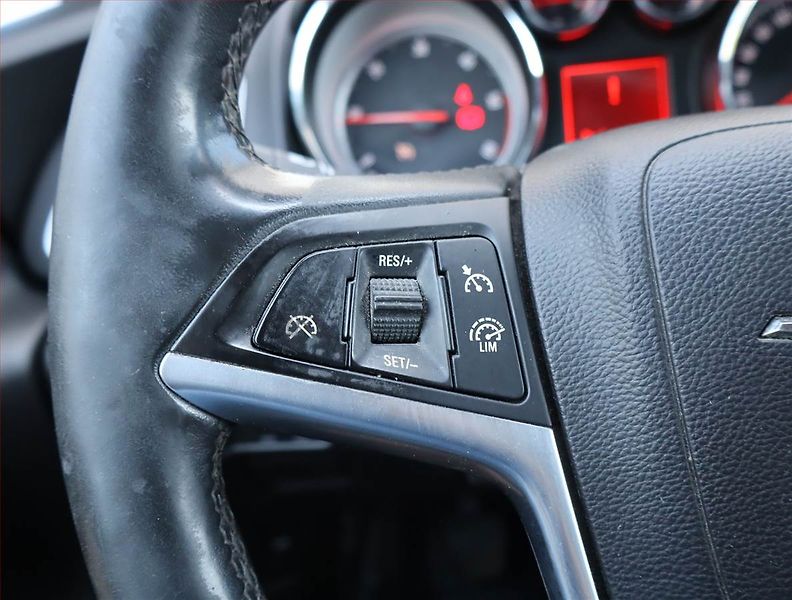 Opel Astra (2015) 2.0 CDTI, Tempomat - fotka 16 z 20