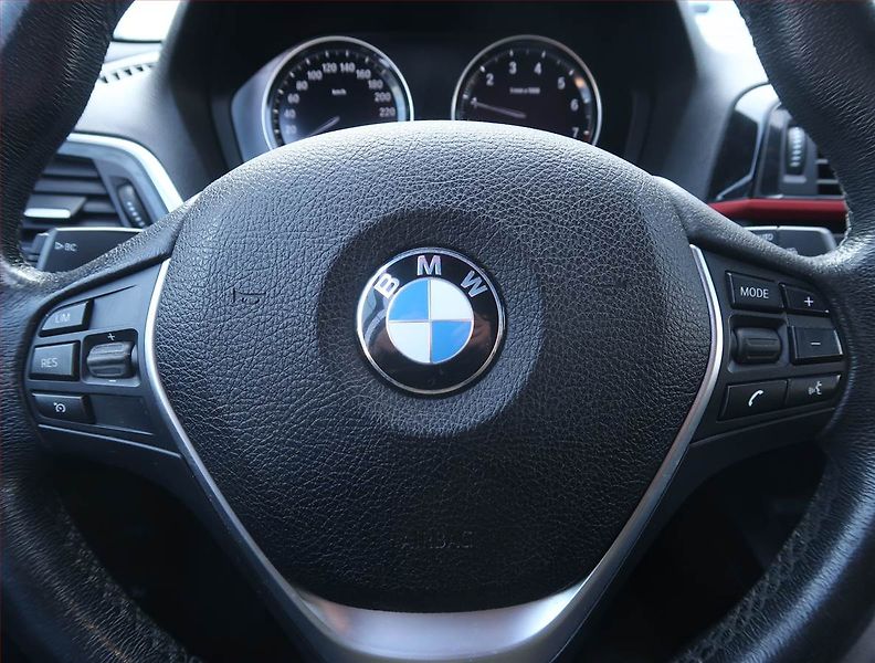 BMW Řada 1 (2017) Sport Line 118i, Automat - fotka 17 z 19