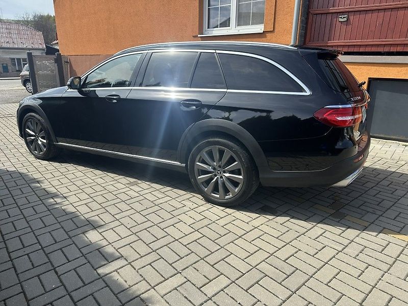 Mercedes-Benz Třídy E E 220d 4MATIC All-TerrainT - fotka 8 z 22