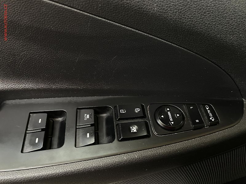 Hyundai Tucson (2016) 1.6 T-GDi, AC, kamera - fotka 12 z 17